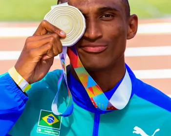 Alison dos Santos vence Rai Benjamin e brilha na Diamond League com melhor marca do ano
