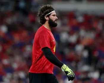 Alisson alega "questões pessoais" e deixa pré-temporada do Liverpool