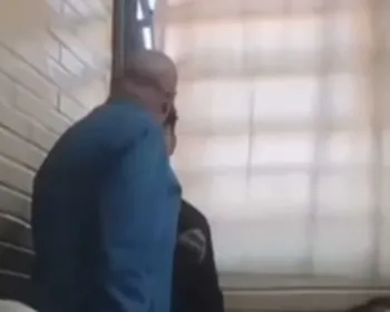 Vídeo: aluno faz deboche durante a aula e leva tapa de professor