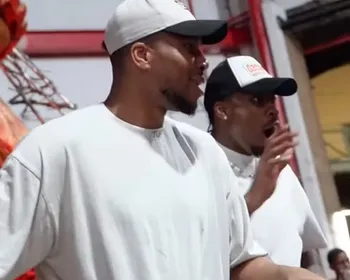 Antetokounmpo cai no samba e visita Cristo Redentor com lateral Rodinei, ex-Fla