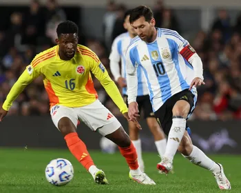 Argentina e Colômbia empatam em jogo com golaço, expulsão e confusões