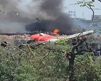 Avião com mais de 240 pessoas a bordo cai perto de aeroporto na Índia