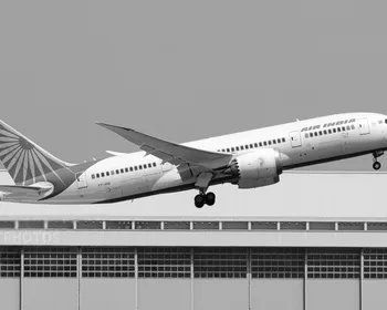 Avião com mais de 240 pessoas a bordo cai perto de aeroporto na Índia