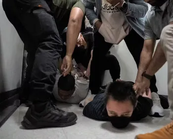 Batidas contra imigrantes esvaziam fazendas nos EUA, e colheita apodrece