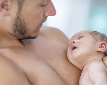 Bebê tem alterações na genitália após contato com testosterona do pai