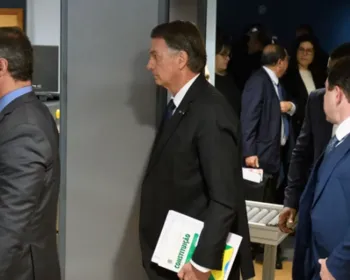 Bolsonaro chega para interrogatório no STF com a Constituição em mãos