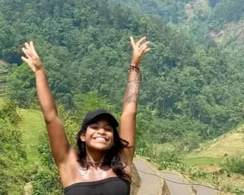 Brasileira está imóvel a 500 metros após queda em vulcão na Indonésia