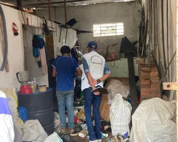 Cadeira pendurada e roedores: casa na Santa Amélia acumula duas caçambas de entulho
