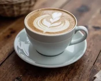 Café com leite faz bem? Veja a proporção ideal e quem deve evitar
