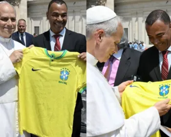 Cafu presenteia papa Leão XIV com camisa da Seleção Brasileira