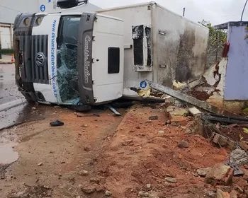 Caminhão com carga de alimentos perde controle e tomba em Arapiraca