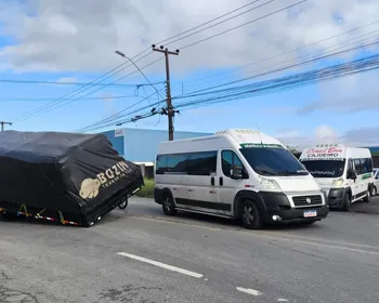 Caminhão quebra e complica trânsito na Avenida Menino Marcelo