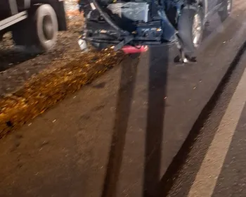 Caminhão tomba após colisão com carro em Penedo
