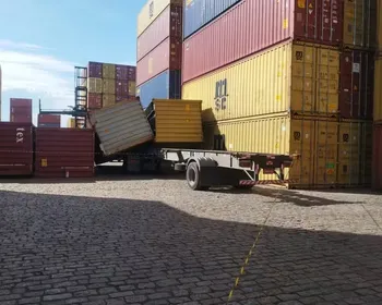 Caminhoneiro morre esmagado por contêiner em terminal de porto