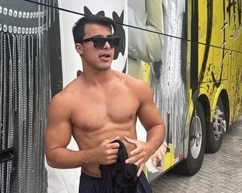 Cantor da banda Djavú é alvo de extorsão após enviar fotos picantes