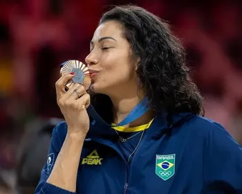 Carolana anuncia aposentadoria da Seleção Brasileira de Vôlei; confira