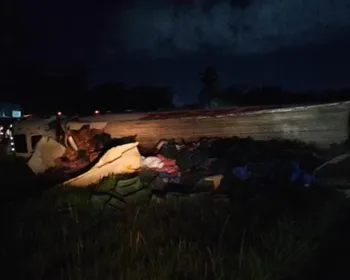 Carreta carregada com morangos tomba na BR-101, em Junqueiro