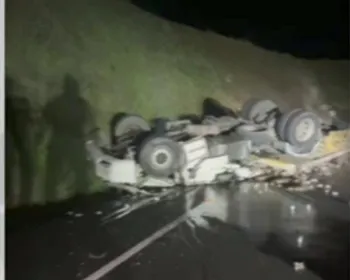 Carreta carregada de achocolatados capota e motorista morre preso às ferragens