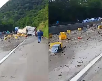 Carreta carregada de cerveja tomba na BR-101 em Flexeiras e espalha carga na pista