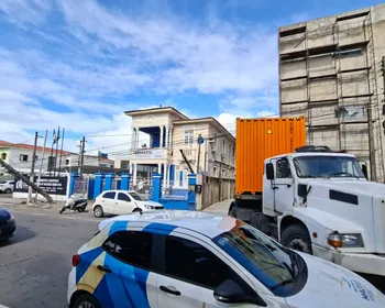Carreta derruba poste e causa danos em veículos na Praça Sinimbu