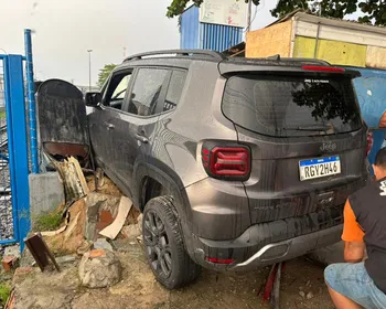 Carro colide contra mureta e derruba grade de órgão da Prefeitura de Maceió