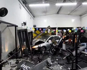 Embriaguez ao volante: carro invade academia e causa destruição