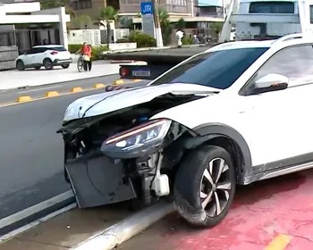 Carro perde controle e vai parar em ciclofaixa na Álvaro Otacílio