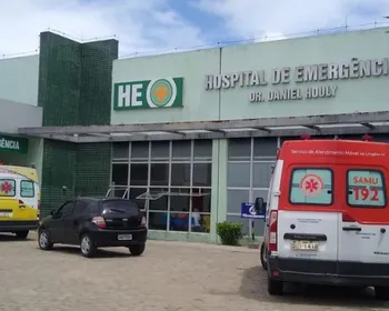 Casal é agredido com garrafa de vidro por mulher dentro de bar