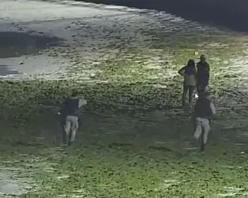 Casal que vendia drogas ao lado de bebê na Ponta Verde é preso após ser flagrado por câmeras