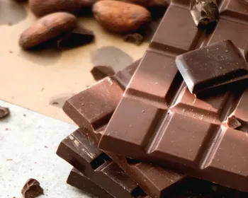 Chocolate amargo e frutas vermelhas podem ajudar a viver mais
