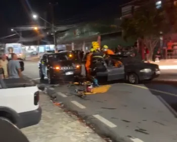 Colisão entre carros deixa duas pessoas feridas na Serraria