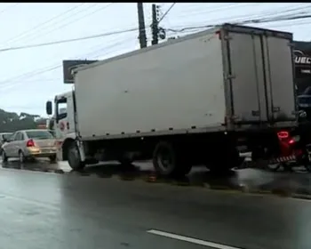 Colisão entre moto e caminhão-baú deixa duas pessoas mortas na Av. Menino Marcelo