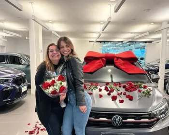 Com dinheiro de conteúdo adulto, influencer presenteia a mãe e é detonada: 'Hipocrisia'