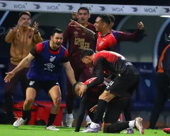 Com golaço de antes do meio-campo, Athletico-PR vence o Avaí pela Série B