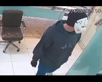 Com máscara do personagem Jason, homem assalta casa de câmbio