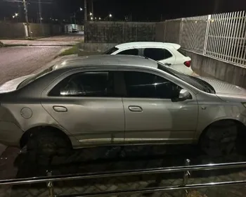Com sinais de embriaguez, homem é preso dirigindo carro com queixa de roubo
