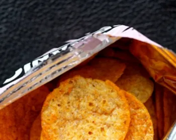 Comer muitos ultraprocessados aumenta o risco de depressão persistente