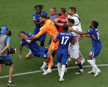 Confusão em Chelsea x PSG tem briga entre Luis Enrique e João Pedro; veja vídeo