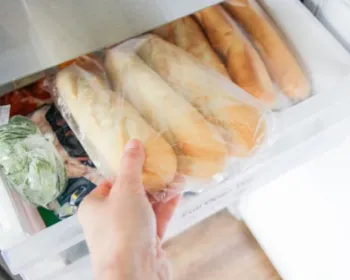 Congelar pão o deixa mais saudável e evita desperdícios, segundo expert