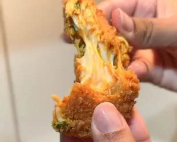 Coxinha sem massa e recheada com queijo: leve, prática e deliciosa