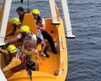 Criança cai no mar durante cruzeiro da Disney e pai pula do navio para salvá-la