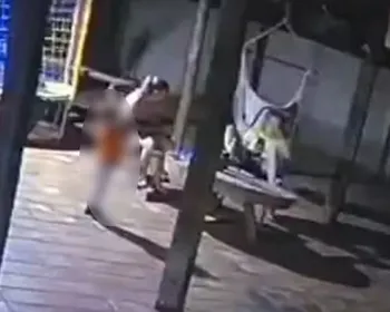 Criança de 2 anos pega arma do pai e mata a mãe com tiro acidental
