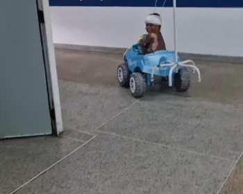 Criança internada no HGE encanta ao passear com soro em carrinho de brinquedo