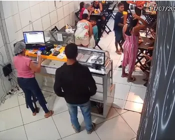 Criminoso rouba pizzaria e foge após ser surpreendido por criança