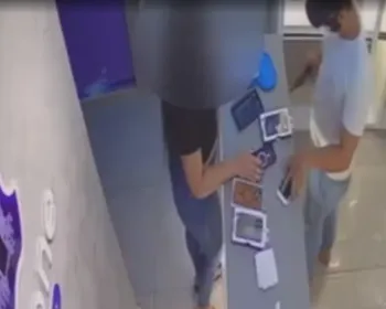 Criminosos invadem loja e fazem vítimas de 'escudo' após homem atirar contra eles