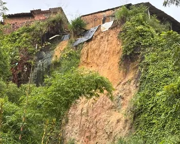 Deslizamento atinge área na Favela do Bolão, em Maceió; Defesa Civil reforça evacuação