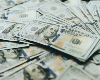 Dólar cai a R$ 5,55 com tarifas e inflação nos EUA. Bolsa fica estável
