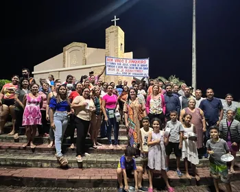 Em protesto contra falta de água, moradores dão boas-vindas: 'venham de banho tomado'