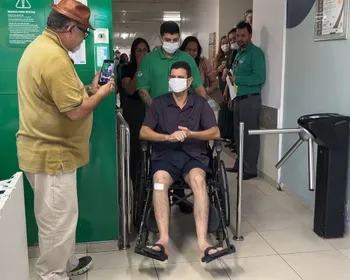 Emoção marca alta de último sobrevivente de grave acidente na BR-101: "Mais uma oportunidade"