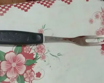 Enteado mata padrasto com garfo de churrasco enfiado no pescoço